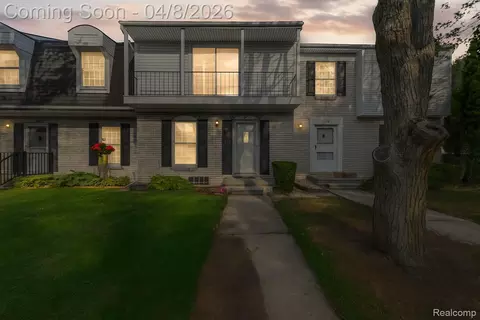 121 Stratford Ln, Rochester Hills, MI 48309