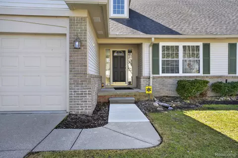 328 Four Seasons Dr, Lake Orion, MI 48360