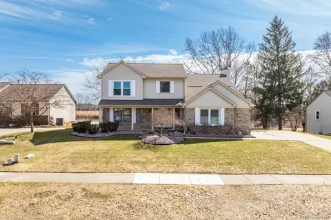 425 Lakes Edge Dr, Oxford, MI 48371
