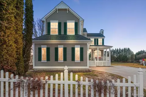 1095 Island Lake Dr, Oxford, MI 48371