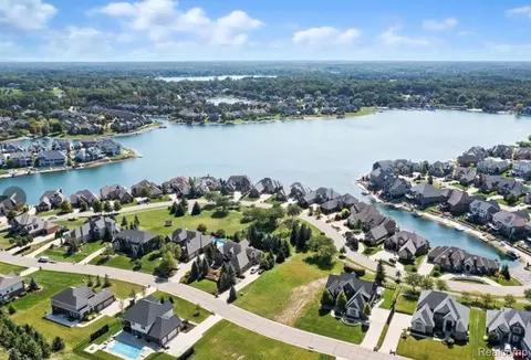 10539 Stoney Point Dr, Green Oak, MI 48178