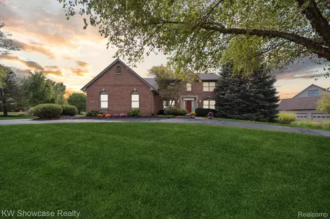 1147 Longview Ln, Saline, MI 48176
