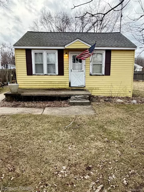 47871 Pinecrest Dr, Shelby Township, MI 48317