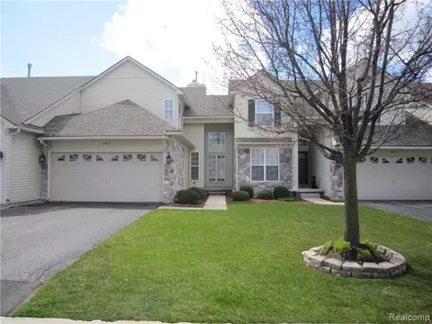 1069 Calpernia, Wixom, MI 48393