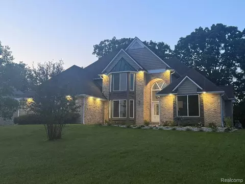 1217 Kings Carriage Rd, Grand Blanc, MI 48439