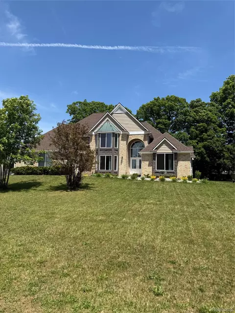 1217 Kings Carriage Rd, Grand Blanc, MI 48439
