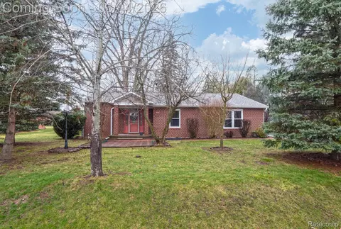 1110 Thames Dr, Rochester Hills, MI 48307