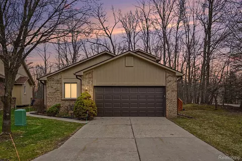7420 Parkdale St, West Bloomfield, MI 48322