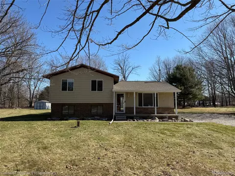 152 Crooked Limb Dr, Lapeer, MI 48446