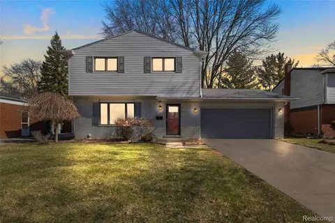 23424 Larkshire St, Farmington Hills, MI 48336