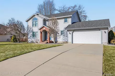 5115 Ossad Dr, Norton Shores, MI 49441