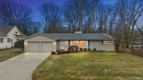 4399 Midrow Rd, Waterford, MI 48329