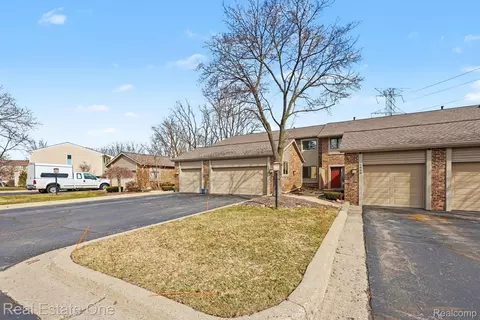 6892 Northcrest Way E, Independence, MI 48346