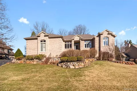 9833 Rolling Greens Dr, Pinckney, MI 48169