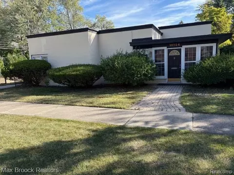 10154 Elgin Ave, Huntington Woods, MI 48070