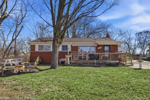 543 Mcmunn St, South Lyon, MI 48178