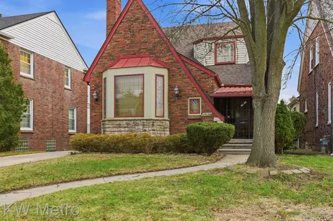 19136 Santa Barbara Dr, Detroit, MI 48221