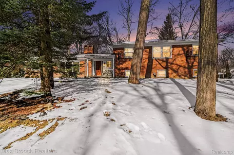 22724 King Richard Ct, Beverly Hills, MI 48025