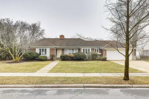 1557 Lochmoor Blvd, Grosse Pointe, MI 48236