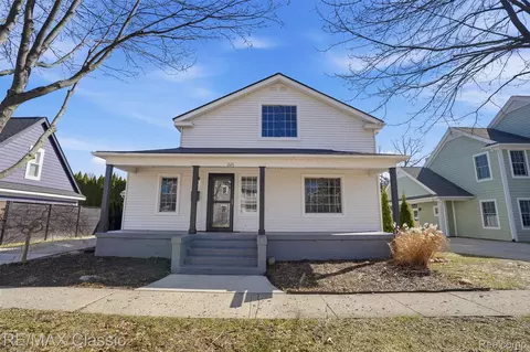 226 Hickory St, Milford, MI 48381