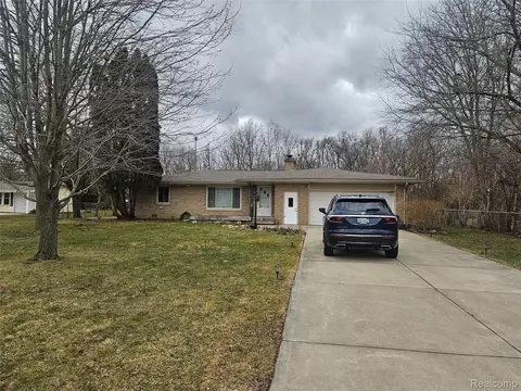 3179 Gehring Dr, Flint, MI 48506