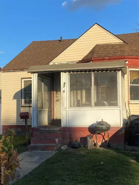 9176 Winthrop St, Detroit, MI 48228