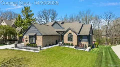 22844 Indianwood Dr, Lyon, MI 48178