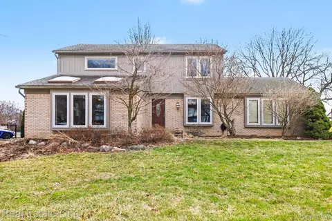 22677 Shadowglen Dr, Farmington Hills, MI 48335
