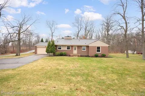 1030 E Silverbell Rd, Orion, MI 48360