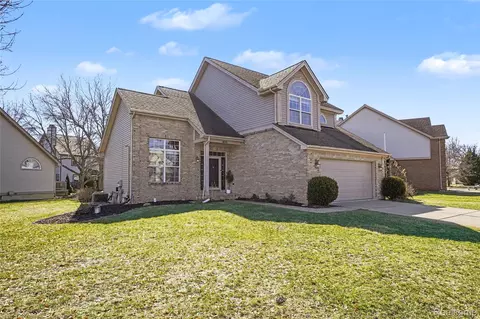 16111 Aspen Hollow Dr, Fenton, MI 48430