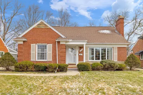 1210 Fairholme Rd, Grosse Pointe Woods, MI 48236