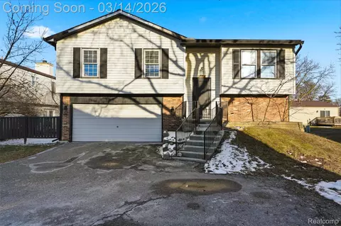 2919 Roundtree Dr, Troy, MI 48083