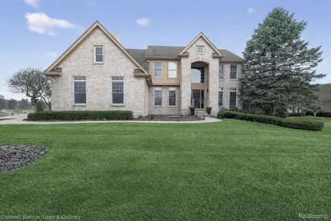 480 Nairn Cir, Highland, MI 48357