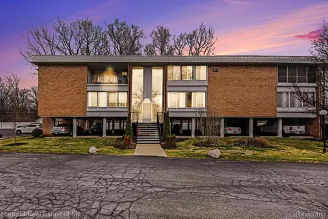 32060 Grand River Ave #64, Farmington, MI 48336