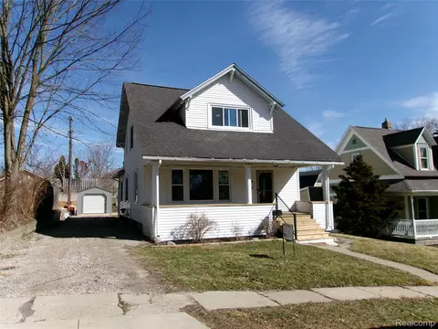 216 E Washington St, Howell, MI 48843