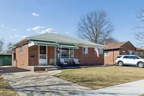 25907 Harmon St, Saint Clair Shores, MI 48081