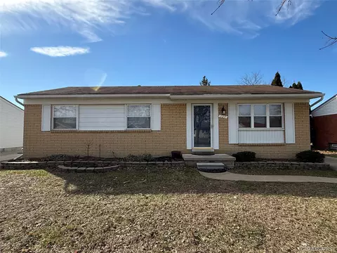 429 Cambridge Ave, South Lyon, MI 48178