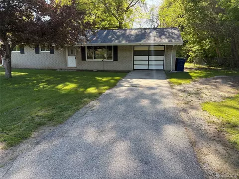 6644 Dorwood Rd, Saginaw, MI 48601