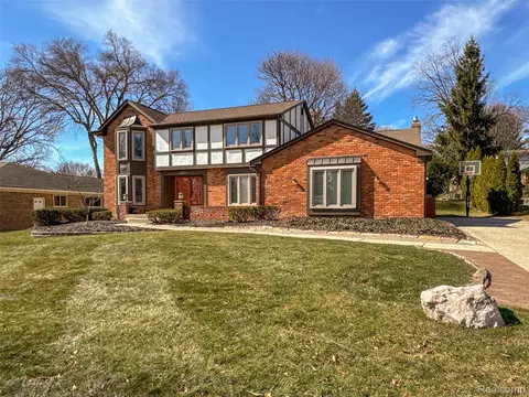 5363 Clearview Dr, Troy, MI 48098