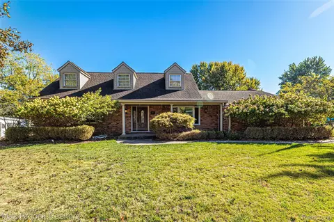 5605 Woodwind Dr, Bloomfield Hills, MI 48301