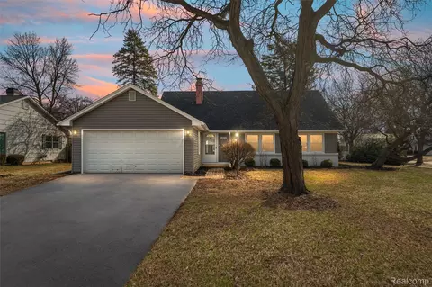 4824 Hyde Park Dr, Troy, MI 48085