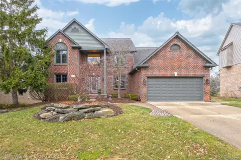 247 Glenmoor Dr S, Rochester, MI 48307