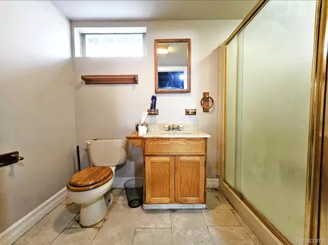 Bath - 16830 S Stephens Dr E, Eastpointe, MI 48021 photo 3 of 3