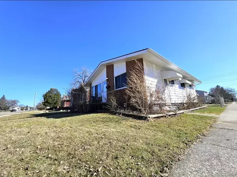 16830 S Stephens Dr E, Eastpointe, MI 48021