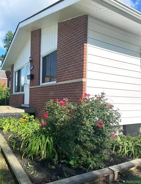 Exterior - 16830 S Stephens Dr E, Eastpointe, MI 48021 photo 2 of 4