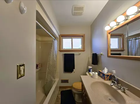 Bath - 16830 S Stephens Dr E, Eastpointe, MI 48021 photo 1 of 3