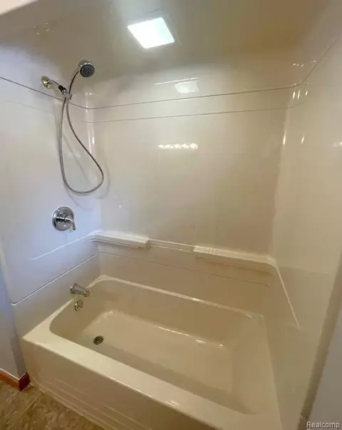 Bath - 16830 S Stephens Dr E, Eastpointe, MI 48021 photo 2 of 3