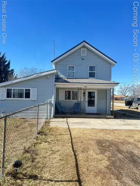 200 S Hayes St, Farwell, MI 48622