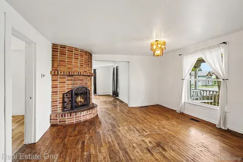 Living - 103 Stockbridge St, Unadilla, MI 48137 photo 2 of 7