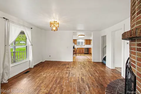 Living - 103 Stockbridge St, Unadilla, MI 48137 photo 5 of 7